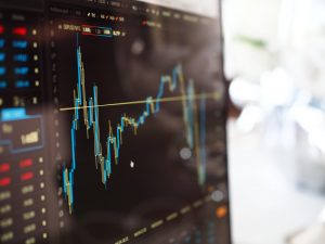 Versicherungsmakler führt Check Up durch